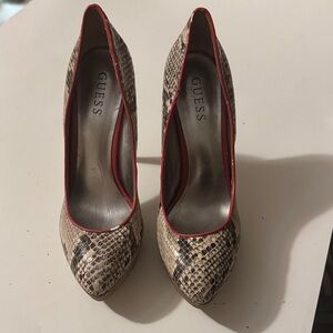 WOMENS GUESS SNAKESKIN DESIGNED LEATHER/RED TRIM PUMPS
